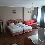 Low Budget Downtown Hostel Rooms & Apartments Gkp 2